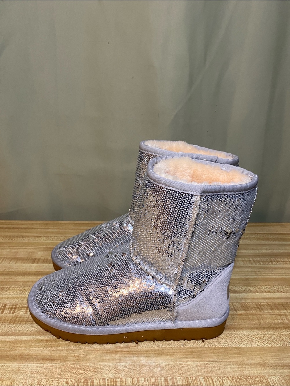 UGG Australia Classic Short Boots Sparkles Sequins Bling Silver size 8
